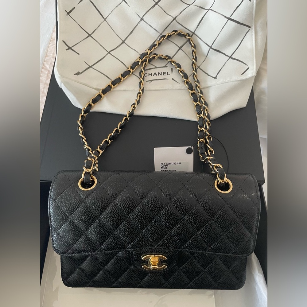 CHANEL Black Quilted Shoulder Bag with Gold Chain